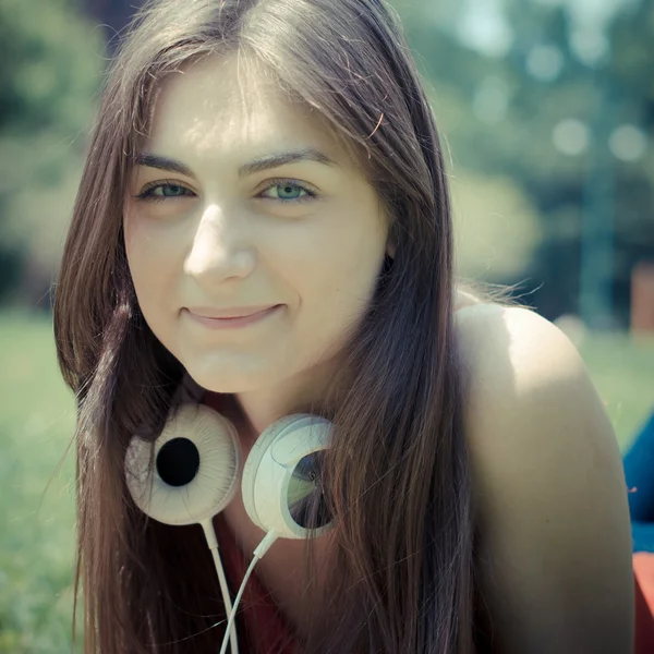 公園の美しいモデルの若い女性 — ストック写真