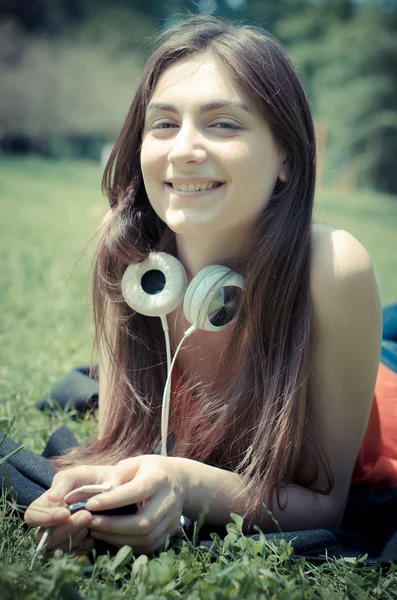 Красивая модель молодая женщина в парке — стоковое фото