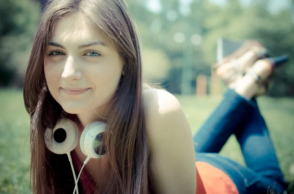 Bella modella giovane donna nel parco — Foto Stock