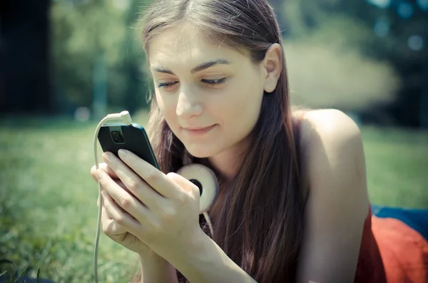 Güzel model telefonda parkta genç kadın — Stok fotoğraf