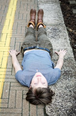 yerde yatan genç güzel hipster kadın