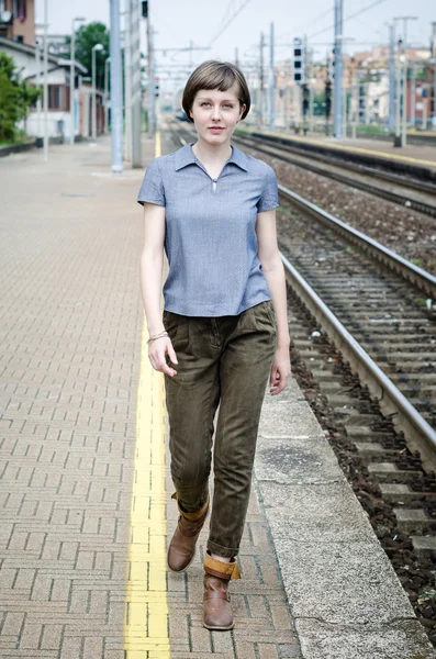 Yürüyen genç güzel hipster kadın — Stok fotoğraf