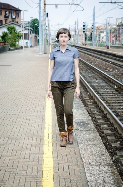 Junge schöne Hipster-Frau zu Fuß — Stockfoto