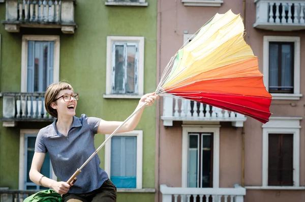 Νέοι όμορφη hipster γυναίκα με ομπρέλα και χαλαρώστε — Φωτογραφία Αρχείου