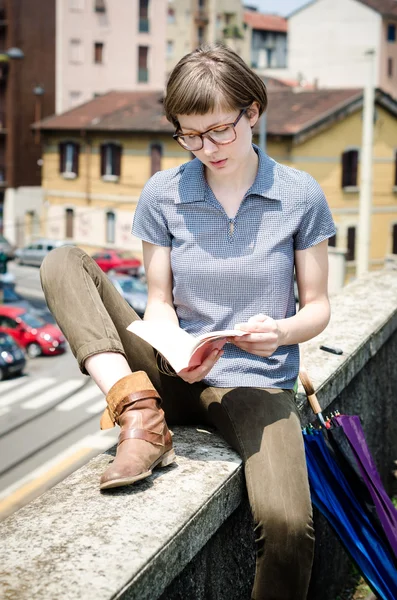 Jonge mooie hipster vrouw lezing boek — Stockfoto