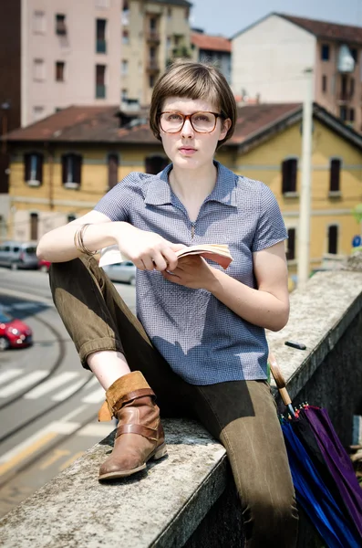 Młody piękny hipster kobieta czytanie książki — Zdjęcie stockowe