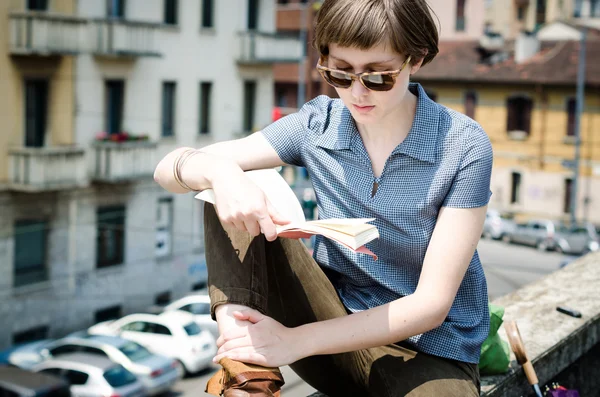 Młody piękny hipster kobieta czytanie książki — Zdjęcie stockowe