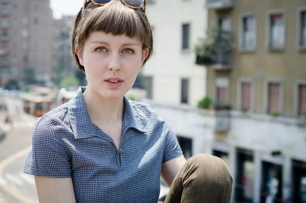 Junge schöne Hipster-Frau — Stockfoto