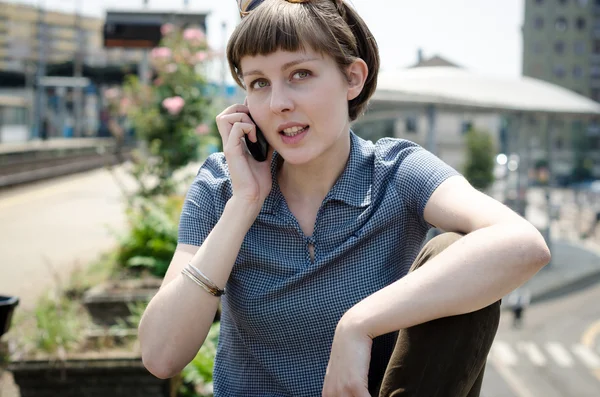 電話での若い美しい流行に敏感な女性 — ストック写真