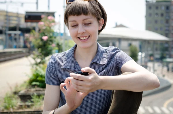 Joven hermosa mujer hipster escribir mensaje en el teléfono — Foto de Stock