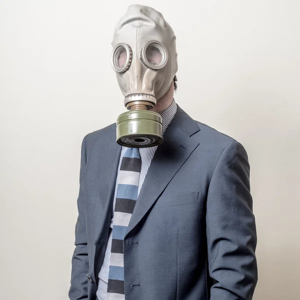 Homem de negócios com máscara de gás — Fotografia de Stock