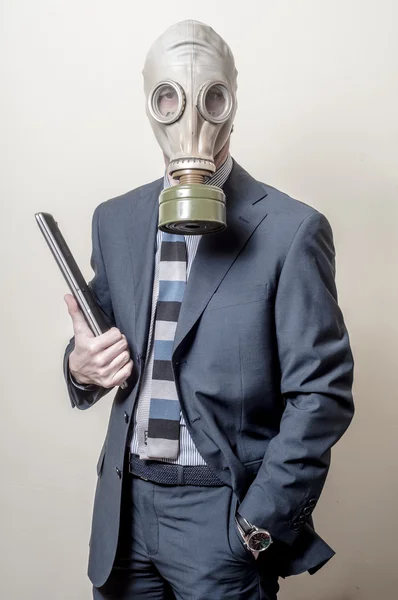 Pengusaha dengan masker gas dengan notebook — Stok Foto