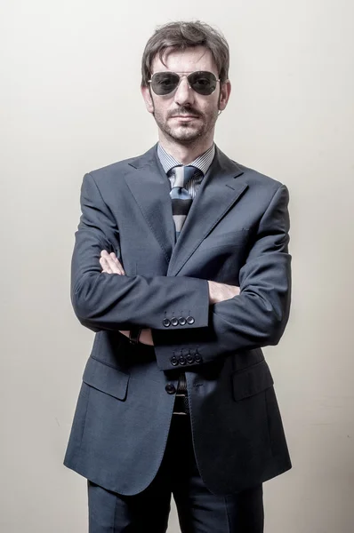 Homme d'affaires sérieux avec des lunettes de soleil — Photo