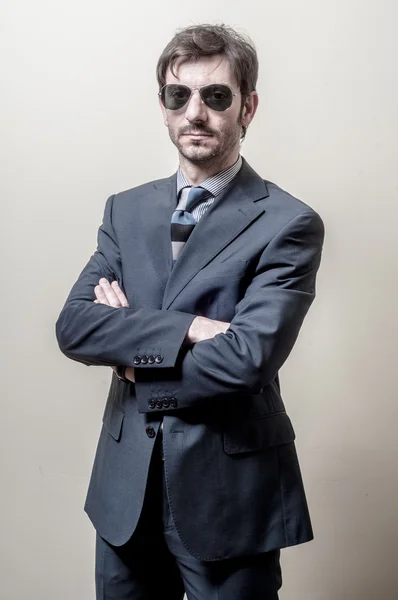 Homem de negócios sério com óculos de sol — Fotografia de Stock