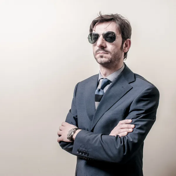 Homem de negócios sério com óculos de sol — Fotografia de Stock