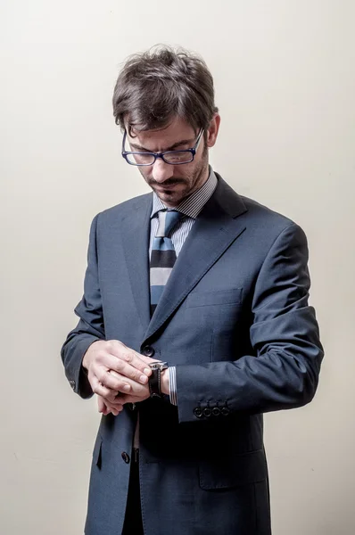 Hombre de negocios mirando reloj de pulsera —  Fotos de Stock