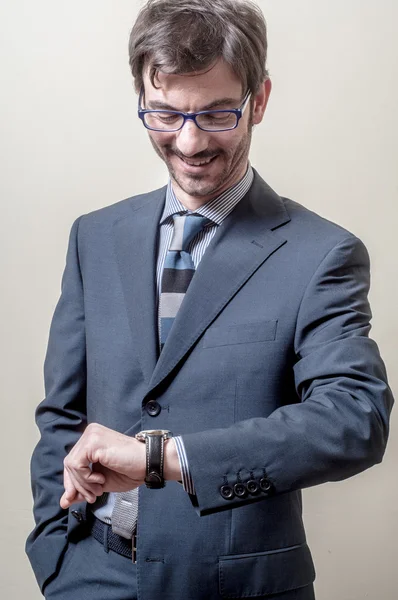 Affärsman snygga armbandsur — Stockfoto