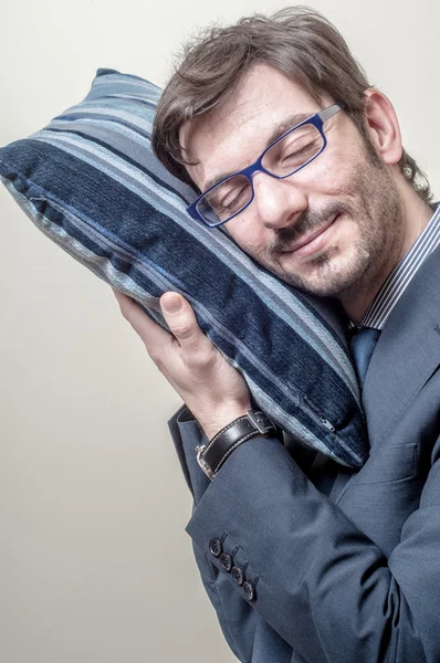Бизнесмен, спящий на подушке — стоковое фото