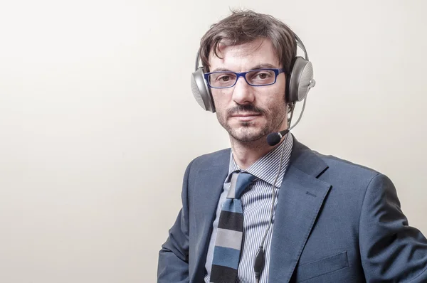 Geschäftsmann mit Kopfhörer und Mikrofon — Stockfoto