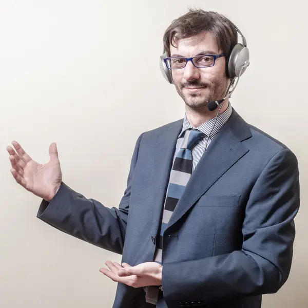 Homem de negócios com fone de ouvido e microfone — Fotografia de Stock