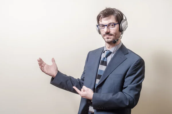 Hombre de negocios con auriculares y micrófono — Foto de Stock