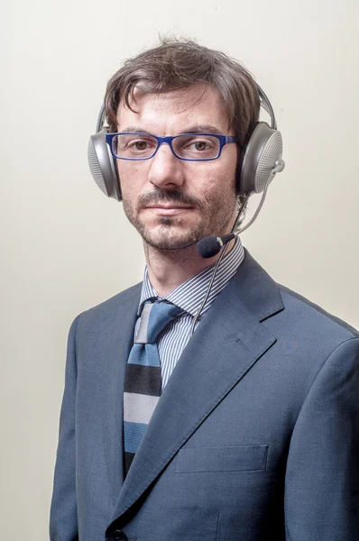 Hombre de negocios con auriculares y micrófono — Foto de Stock