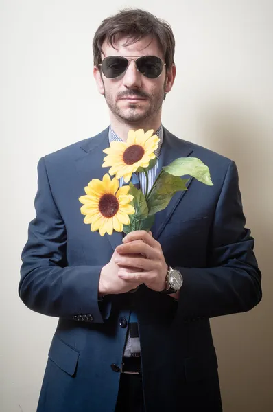 Elegant man with daisies — Stock Photo, Image