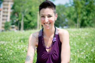 güzel hipster kısa saçlı kadın parkta