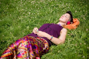 güzel hipster kısa saçlı kadın dinleme müzik Park