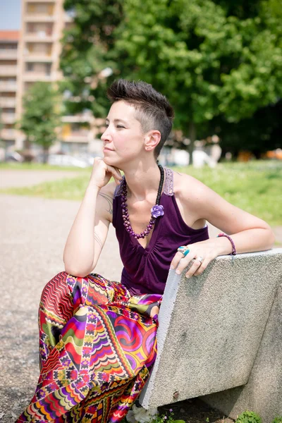 Hermosa mujer hipster pelo corto en el parque — Foto de Stock