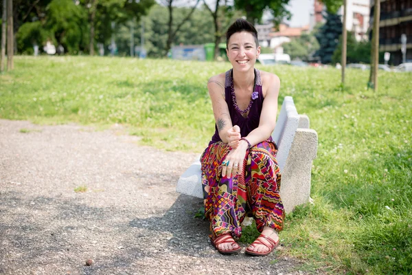 Hermosa mujer hipster pelo corto en el parque —  Fotos de Stock