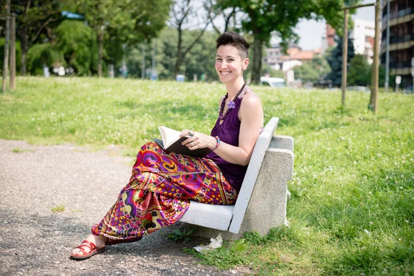 Vacker hipster kort hår kvinna i parken — Stockfoto