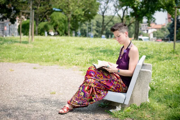 Hermosa mujer hipster pelo corto en el parque —  Fotos de Stock