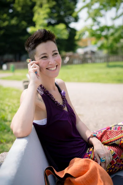 Schöne Hipster-Frau mit kurzen Haaren im Park — Stockfoto