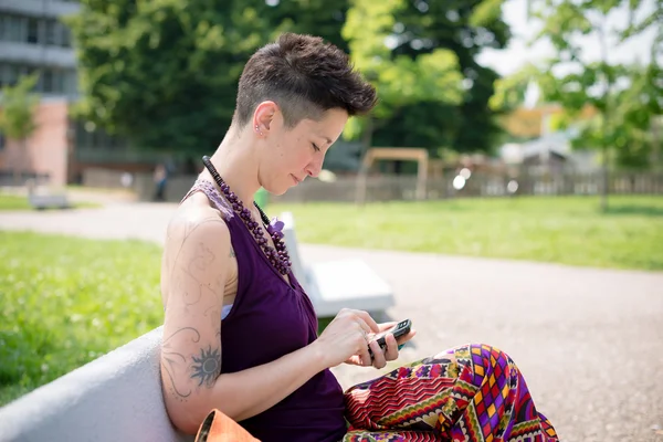 Beautiful hipster short hair woman in the park — Stock Photo, Image