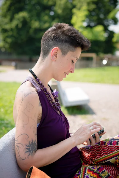 Hermosa mujer hipster pelo corto en el parque —  Fotos de Stock