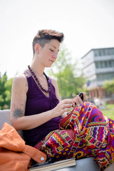 Beautiful hipster short hair woman in the park — Stock Photo, Image