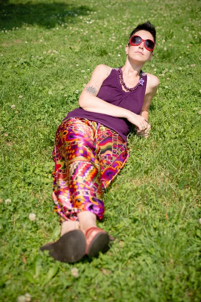 Bella hipster donna capelli corti nel parco — Foto Stock
