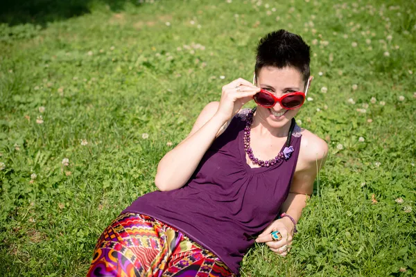 Güzel hipster kısa saçlı kadın parkta — Stok fotoğraf