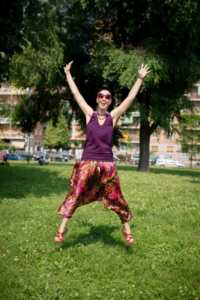 Beautiful hipster short hair woman in the park — Stock Photo, Image