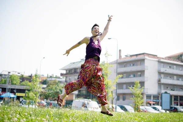 Güzel hipster kısa saçlı kadın parkta — Stok fotoğraf