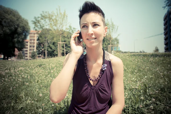 Hermosa mujer hipster pelo corto en el parque — Foto de Stock