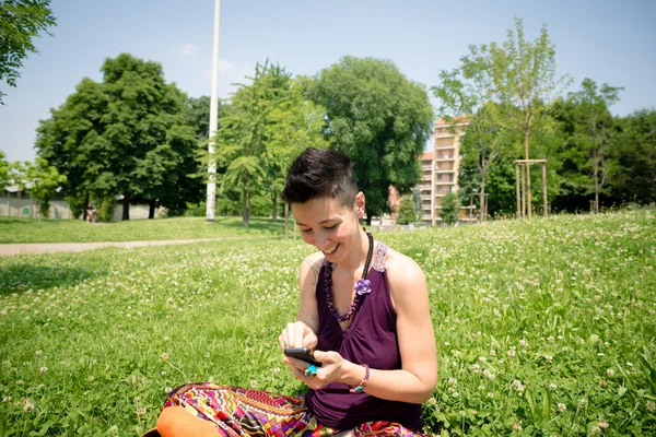 Πανέμορφο hipster κοντά μαλλιά γυναίκα στο πάρκο — Φωτογραφία Αρχείου