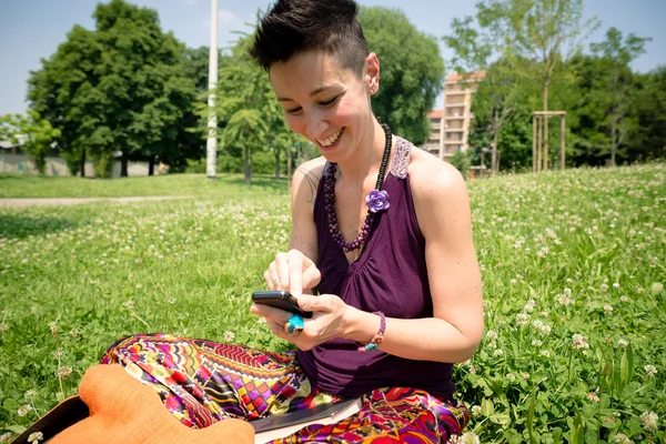 Bela hipster mulher cabelo curto no parque — Fotografia de Stock