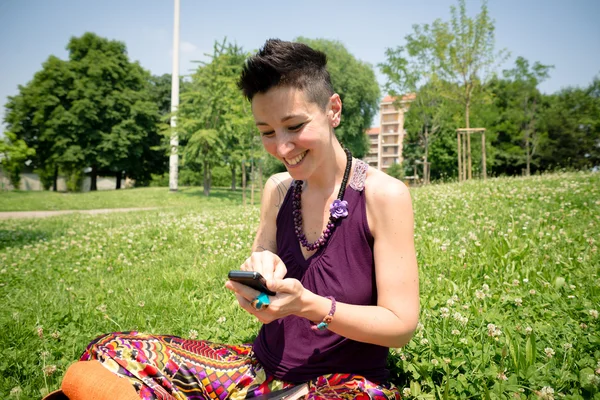 公園内の美しい流行に敏感な短い髪の女性 — ストック写真
