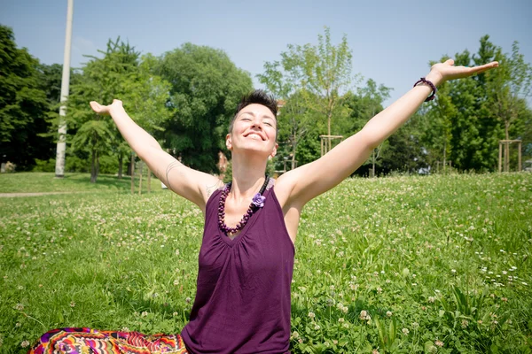 Schöne Hipster-Frau mit kurzen Haaren im Park — Stockfoto