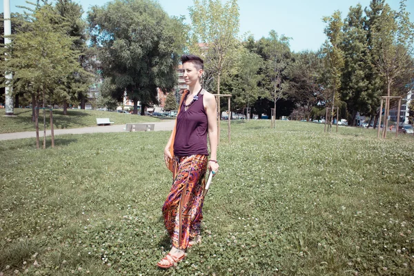 Mooie hipster kort haar vrouw in het park — Stockfoto