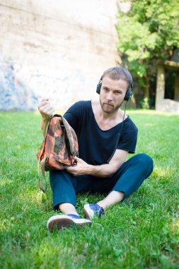 hipster modern şık sarışın adam dinleme müzik Parkı