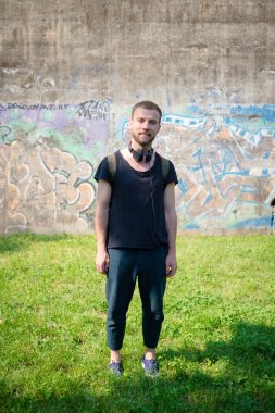 hipster modern şık sarışın adam dinleme müzik Parkı