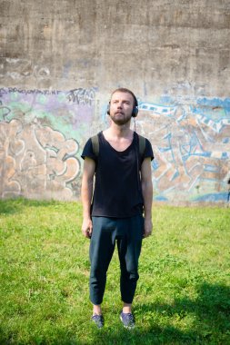 hipster modern şık sarışın adam dinleme müzik Parkı